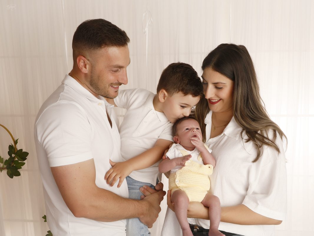 Familia con su bebé recién nacido y su hermano mayor en una sesión de fotos en Córdoba